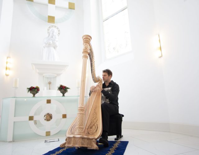 Harfista Michal Matejčík v kaplnke
